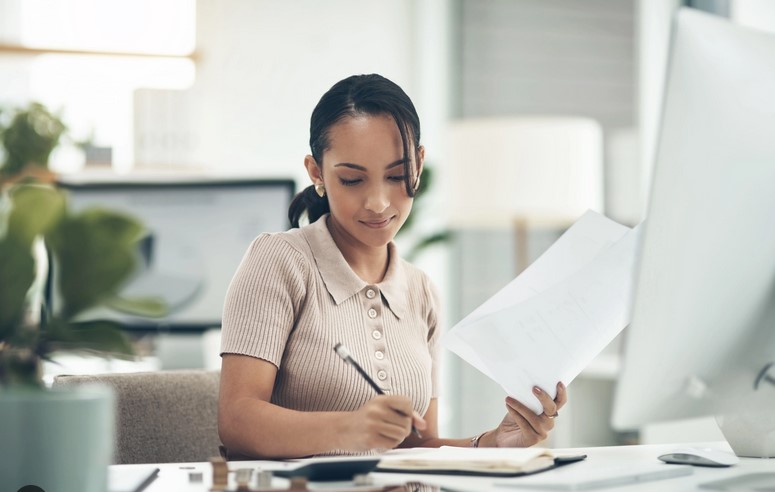 woman doing a payroll 